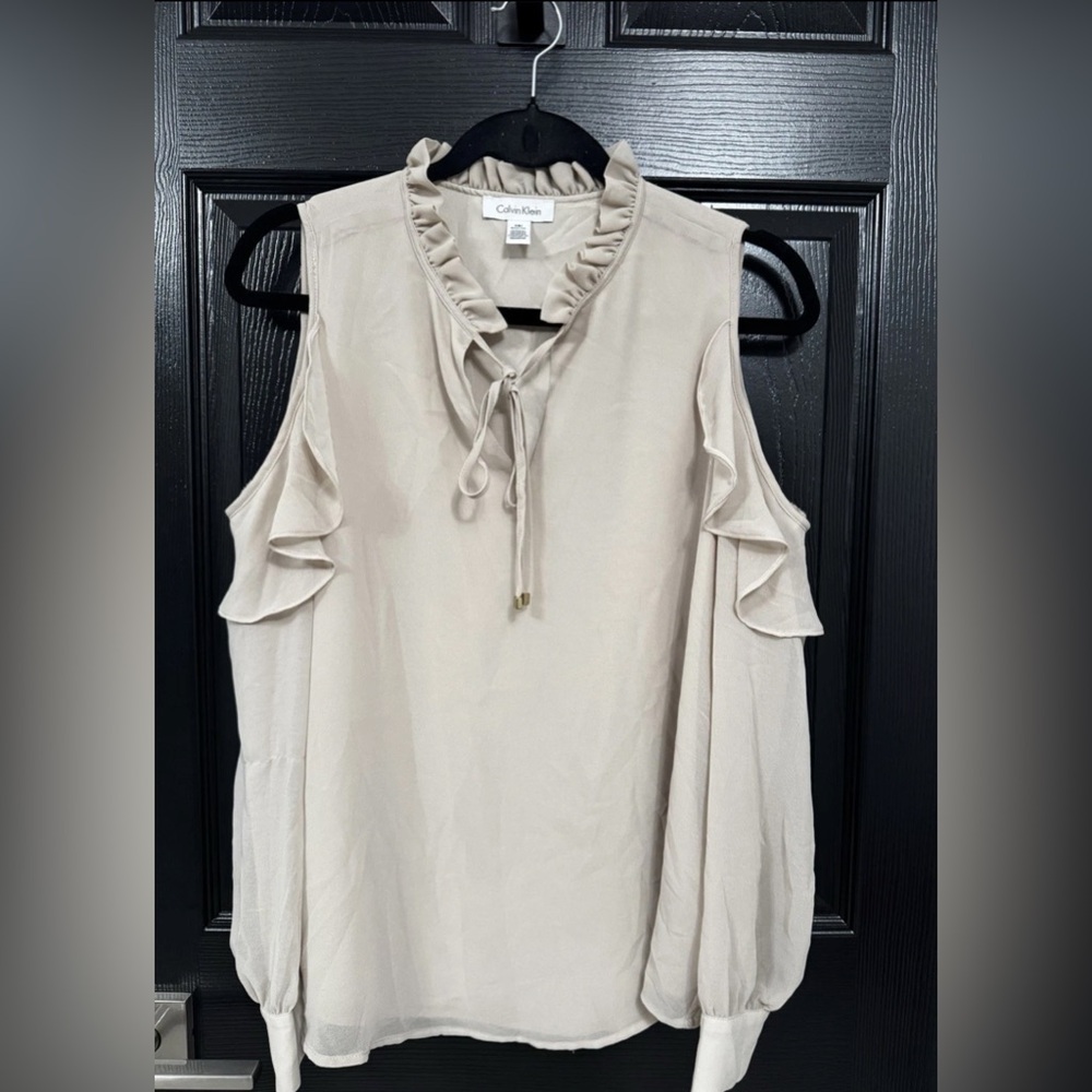Calvin Klein Woman’s beige, sleeveless blouse Size Xs
$15